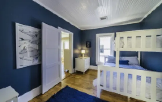 Belle is a cute cottage blocks from shops, bay, cafes