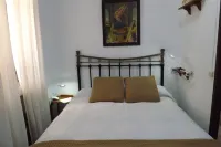 Casa rural rodeada de arboles frutales con piscinas privadas y wifi