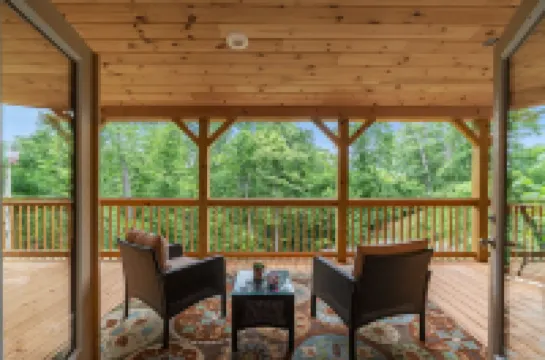 Gorgeous CABIN! Huge Deck, Mountain Views,12 min to Dwtn AVL!!!