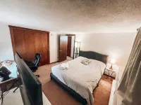 Camelback mountain condo with incredible views! Quick walk to the slopes! Hotels in 