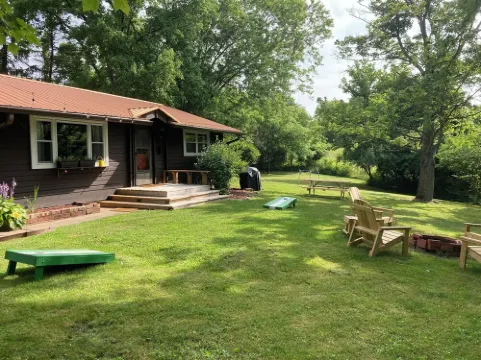 Bean’s Place - Adorable ridge top cabin five miles from Ohio University!