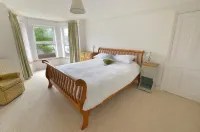 Large House (Norfolk) | Sleeps12 | 2Min Walk to Beach | Dogs Poss (2) | Playroom Sheringham Life Boat Station附近的飯店
