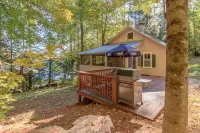 Charming Camp with an upstairs loft and wrap around deck.  Near the Lake! Hotels near Colby Davis Park N’ Play