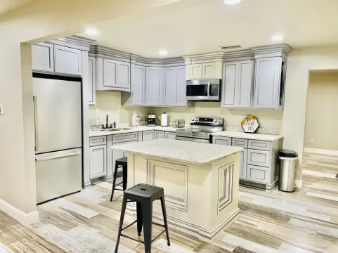 Stylish 5Bedroom/6Beds/2Bath Plenty of Parking