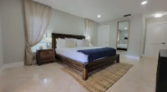 Designer House Heated Pool 3 mi. from the Beach & Downtown