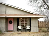 Recently updated home a few minutes from historic downtown Hico! ハミルトンのホテル