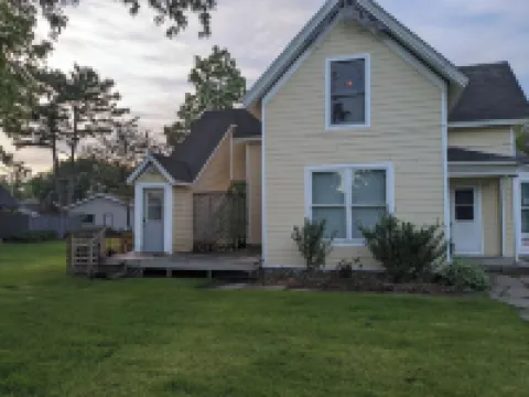 Cozy 2-bedroom apartment with WiFi, AC in welcoming Spring Green
