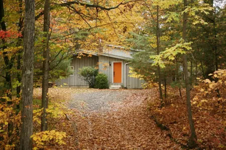 Modern, Minimalist, Light-filled Home with Hot Tub Near Catamount Ski Отели в г. Таканик