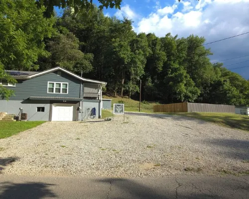 Trail Riders Retreat! Hatfield McCoy Trails. Private Pool. Loads of Parking! Hotels in Tug Hardee