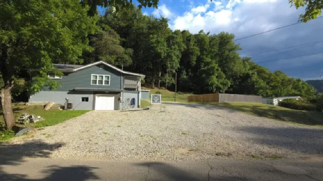 Trail Riders Retreat! Hatfield McCoy Trails. Private Pool. Loads of Parking!