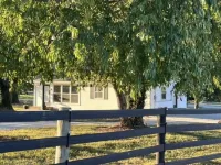 Remodeled gorgeous cottage overlooking horse farm. Family and work friendly.