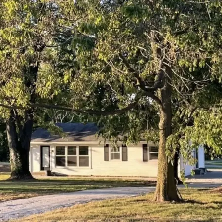 Remodeled gorgeous cottage overlooking horse farm. Family and work friendly.