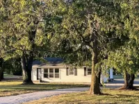 Remodeled gorgeous cottage overlooking horse farm. Family and work friendly.