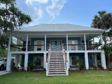 Private Lower Level of Home - Located Between Savannah Historic District & Tybee
