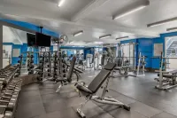 Beautiful and spacious 2 bedroom escape minutes from the Marina.