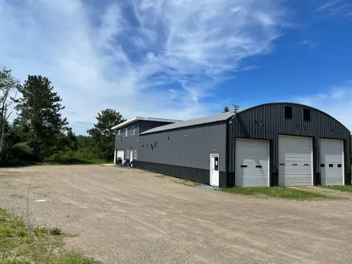 Spacious 3 bedroom 2 bath lodging near trails, with lots of off-street parking!