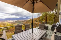 STUNNING MTN / RIVER VIEWS! 4bed/ 3bath  Hot tub, Firepit <15 min to Bryson City