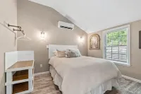 Cozy cottage w/hot tub, game room & backyard. Close to West Point and Bethel.