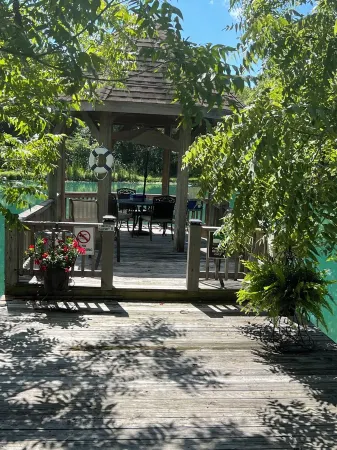 BACKYARD OASIS! Cozy and charming 60s Brick ranch with relaxing gazebo over pond Отели в г. Бун Тауншип