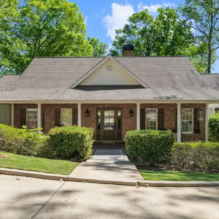 LAKEFRONT HOME DIRECTLY ON LAKE OCONEE WITH BOAT RENTAL