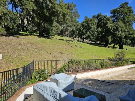 West Side 3BR/3BA - En suite layout, Pool&Hot Tub, nestled in oak covered hills!