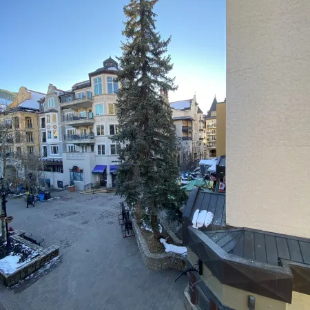 200 ft. to Gondola!! Parking, Balcony, Views, Fireplace!!  Heart of Lionshead!!