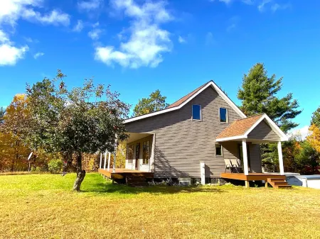 Charming lodge with 3 bedrooms, 2 bathrooms and amenities