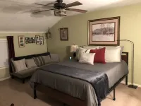 Cozy and completely updated The Farmhouse at Lanterman's Village Hotel di Youngstown