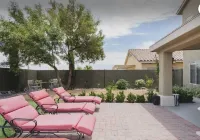 Spacious lovely 5-bedroom home in quiet cul-de-sac near the famous Strip. 더 아로요 마켓 스퀘어 주변 호텔