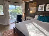 Bayfront View with Private Dock and Beach Access Riley's Retreat