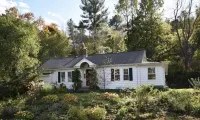 Cozy Berkshire cottage with fireplace. Hotels near Berkshire Museum