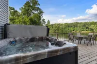 River Retreat W/ HOT TUB/ Game room