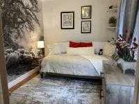 Cozy Berkshire cottage with fireplace. Hotels in Pittsfield