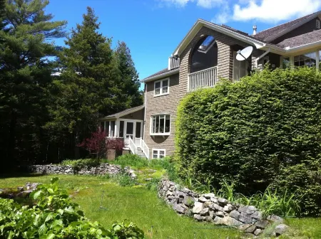 Sunny , cozy 1-bedroom, wooded, private, central Island location, close to ocean Отели рядом с достопримечательностью «Маунт-Дезерт»