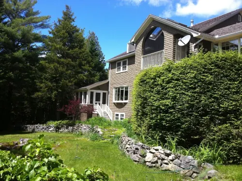 Sunny , cozy 1-bedroom, wooded, private, central Island location, close to ocean