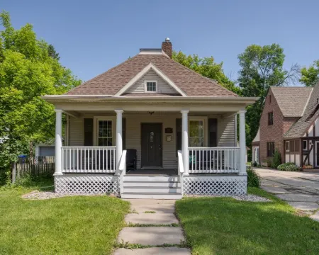 ♥ Cozy historic 3BR w/ bridge view! Sleeps 7 ♥ Hotels in Appleton