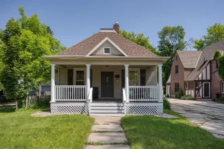 ♥ Cozy historic 3BR w/ bridge view! Sleeps 7 ♥