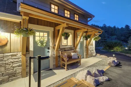 -THE GLEN - 7 Acre Mountain Oasis, 2 Cabins, Spa, Sauna - STUNNING & NEW -