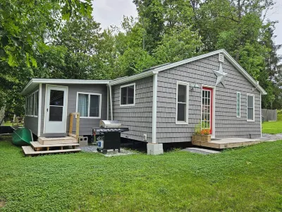 Willsboro Relaxing Waterfront Getaway 威爾斯伯勒住宿飯店