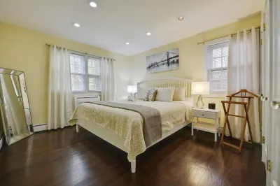 White House First-Floor Condo w/parking Hoteles cerca de Universidad de Princeton