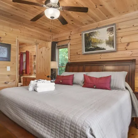 Mountain Views & just mins to City! Wood burning Fireplace, Hot tub, Fire pit