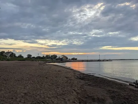 Private Home: Lightkeeper's Refuge steps to beach, marina and boat slip