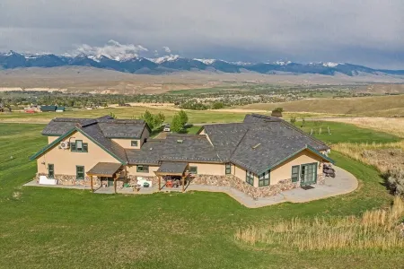 Upscale Apartment with Panoramic Views