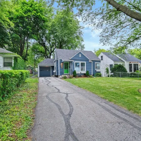 Close to Drake/Downtown - Filled With Amenities, Pet Friendly, Hot Tub, Theater!