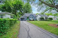 Close to Drake/Downtown - Filled With Amenities, Pet Friendly, Hot Tub, Theater!