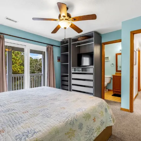 Private pool w/ heat available, hot tub, pet friendly, 5 min walk to beach!