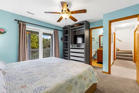 Private pool w/ heat available, hot tub, pet friendly, 5 min walk to beach!