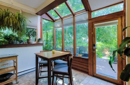 Downtown Marvel in unbeatable location! Отели рядом с достопримечательностью «Gateway Park Fun Center»