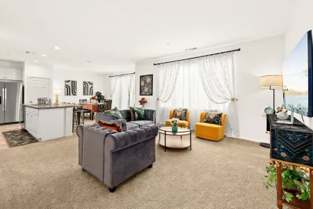 New Townhouse/3BD/2.5BA Отели в г. Чино