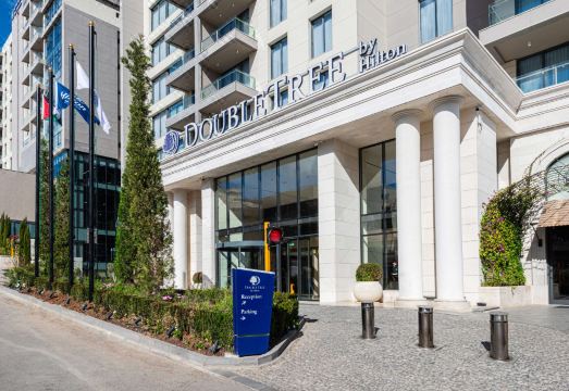 더블트리 바이 힐튼 현대적인 외관 또는 로비